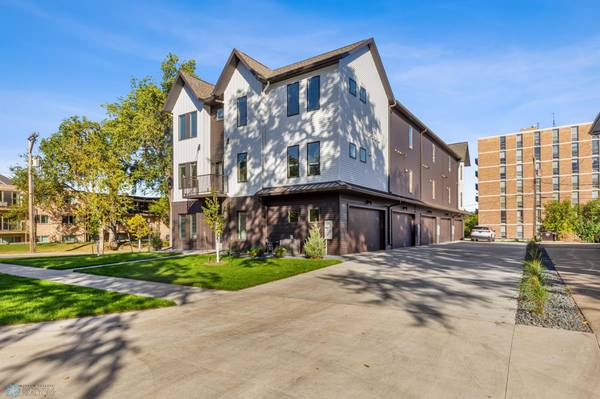 502 8th ST S #2, Fargo, ND 58103