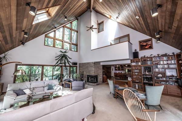 750 Mohican LN, Mendota Heights, MN 55120