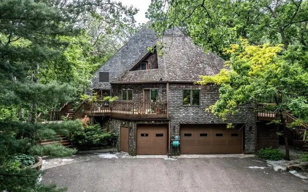 750 Mohican LN, Mendota Heights, MN 55120