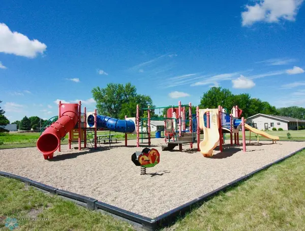209 PINE DR, Hankinson, ND 58041