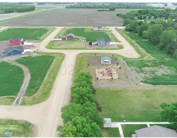 306 PINE DR, Hankinson, ND 58041