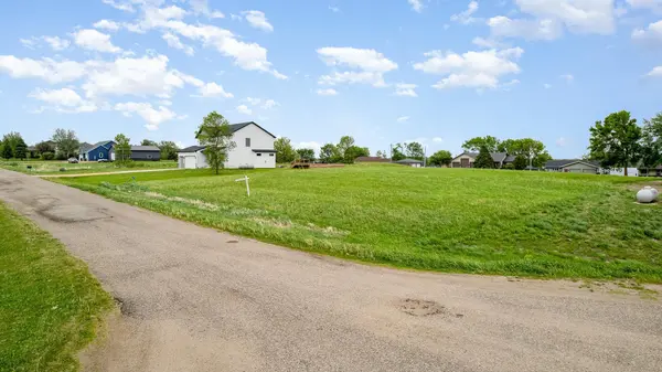 19329 Lake Volney CIR, Le Center, MN 56057