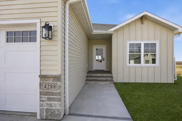 4288 Pine Pkwy S, Fargo, ND 58104