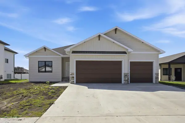 5868 Ellis DR W, Horace, ND 58047