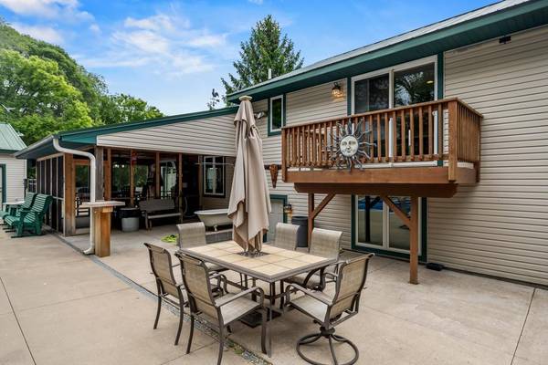 2511 Carver AVE E, Maplewood, MN 55119