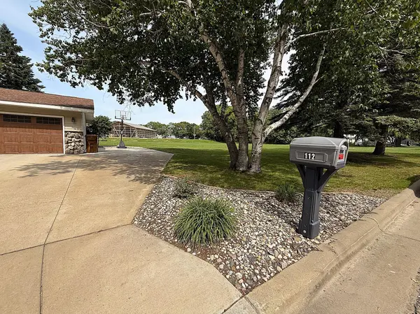 112 Orchard CIR, Montevideo, MN 56265