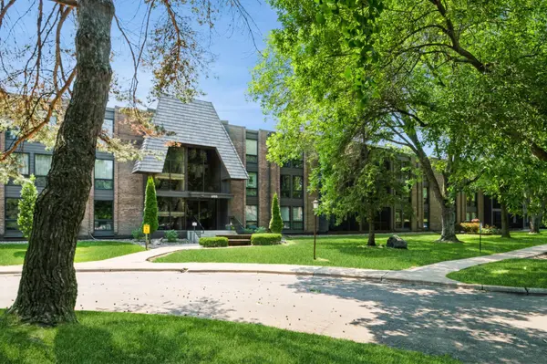 6105 Lincoln DR #130, Edina, MN 55436