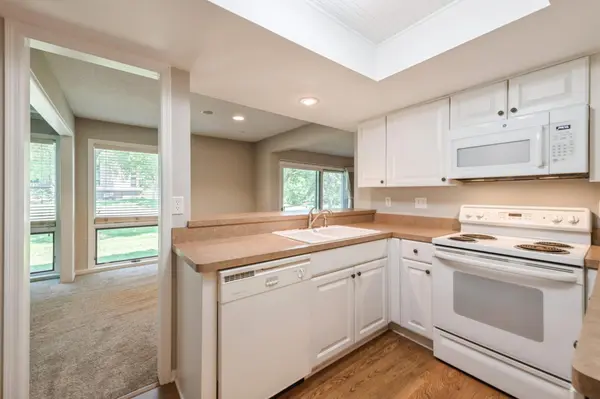 6105 Lincoln DR #130, Edina, MN 55436