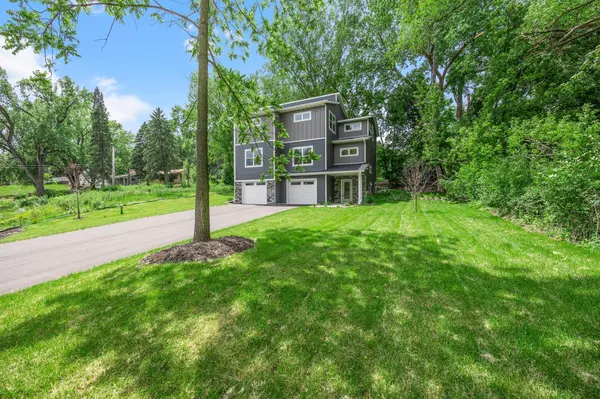 2817 Victoria ST N, Roseville, MN 55113