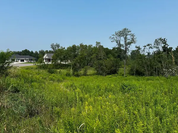 8 Pondview TRL, North Oaks, MN 55127