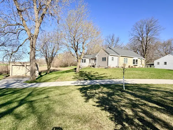 622 Woodcrest AVE, Worthington, MN 56187