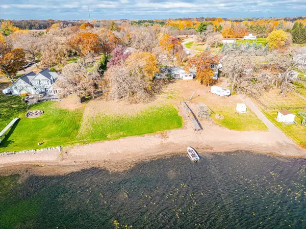 9225 Lake BLVD, Chisago City, MN 55013