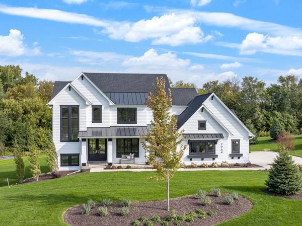 3941 White Oak LN, Chanhassen, MN 55331