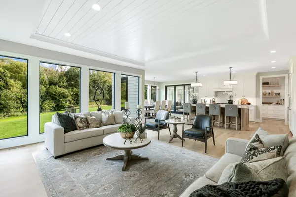 3941 White Oak LN, Chanhassen, MN 55331