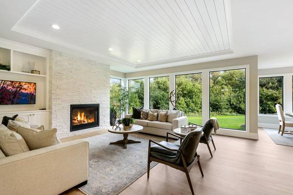 3941 White Oak LN, Chanhassen, MN 55331