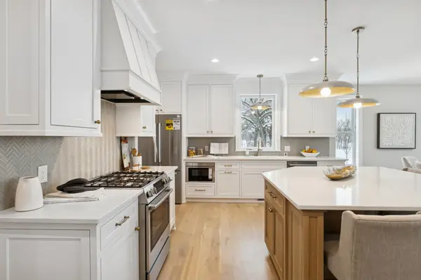 3921 White Oak LN, Chanhassen, MN 55331