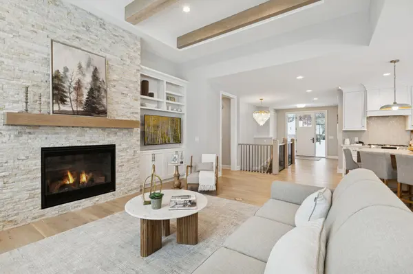 3921 White Oak LN, Chanhassen, MN 55331