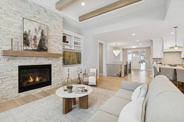 3921 White Oak LN, Chanhassen, MN 55331