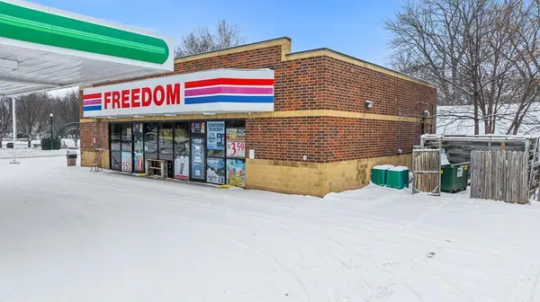 304 E College DR, Marshall, MN 56258