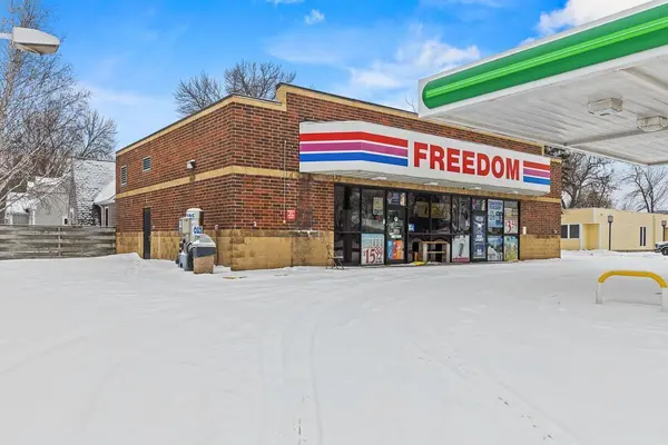 304 E College DR, Marshall, MN 56258