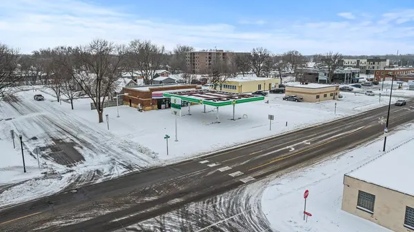 304 E College DR, Marshall, MN 56258