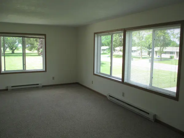 512 Maple LN, Grove City, MN 56243
