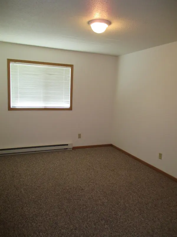 512 Maple LN, Grove City, MN 56243