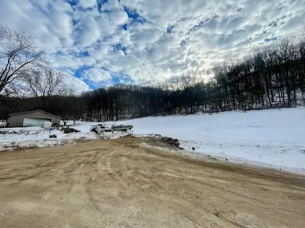 W923 Lower Oak Valley RD, Fountain City, WI 54629