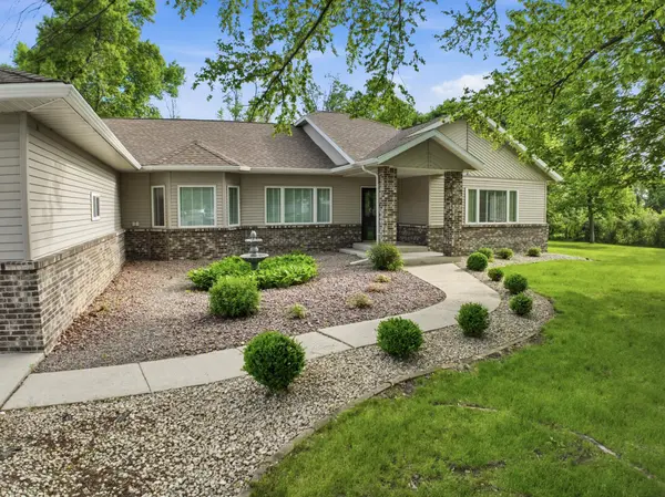 304 Lynsee LN, Montevideo, MN 56265
