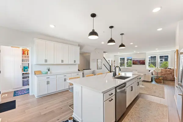 879 Woodlawn AVE #B, Saint Paul, MN 55116