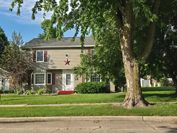 405 Clary ST W, Worthington, MN 56187