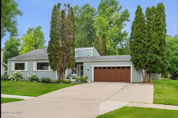 3402 Par ST N, Fargo, ND 58102