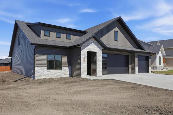 3296 Timber Creek CIR S, Fargo, ND 58104