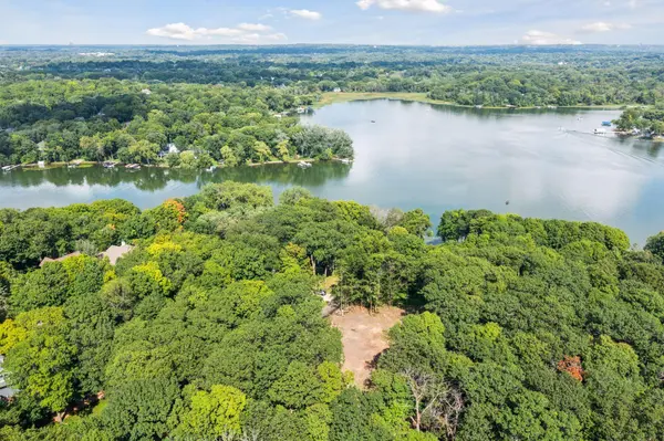 601 Fox Hill DR, Chanhassen, MN 55317