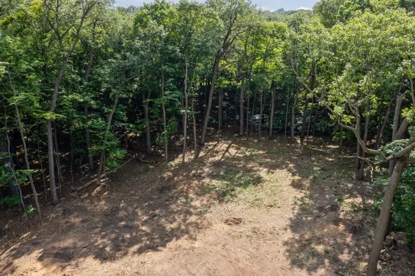 601 Fox Hill DR, Chanhassen, MN 55317