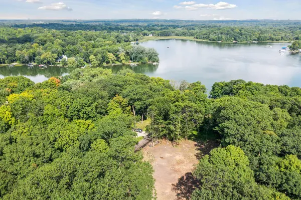 601 Fox Hill DR, Chanhassen, MN 55317