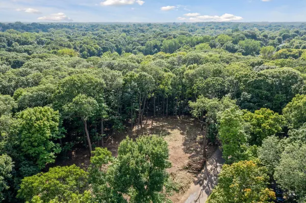 601 Fox Hill DR, Chanhassen, MN 55317