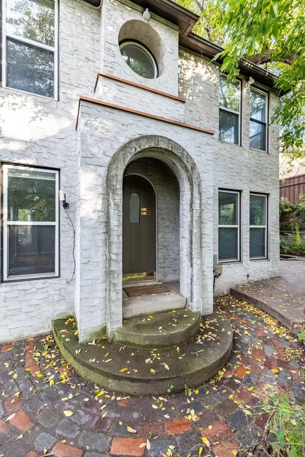 233 Groveland AVE, Minneapolis, MN 55403