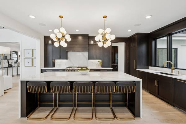 18780 Minnetonka BLVD, Deephaven, MN 55391