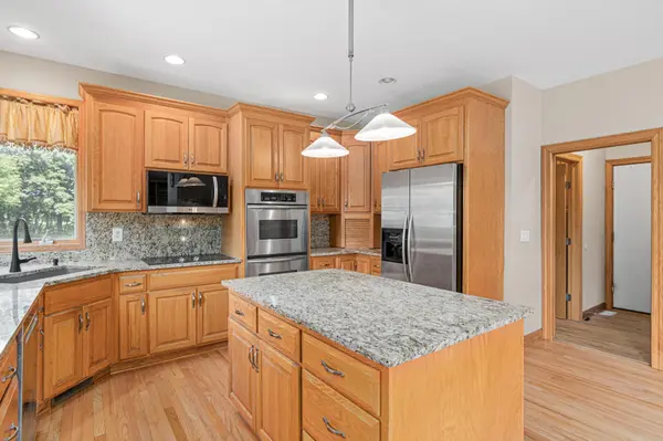 8304 9th ST N, Oakdale, MN 55128