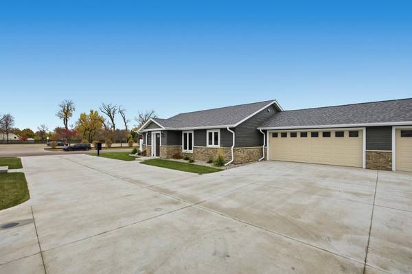 2330 30 AVE S, Fargo, ND 58104