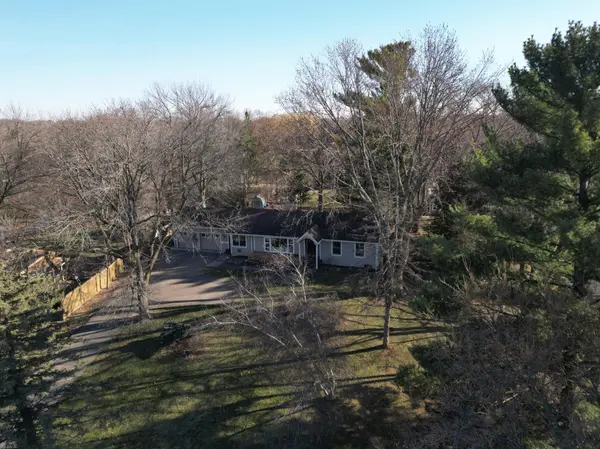 2820 Washta Bay RD, Chanhassen, MN 55331