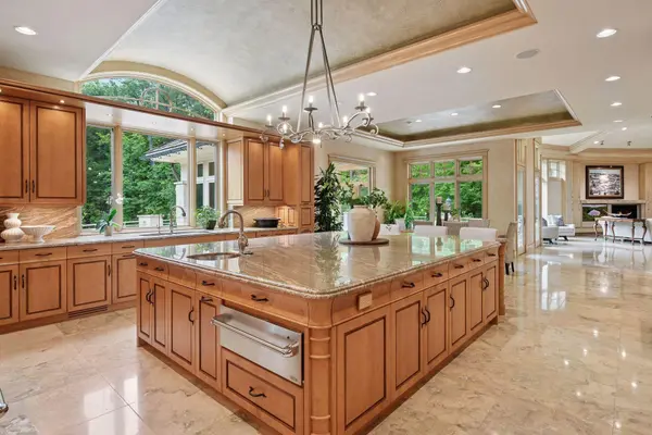 1989 Dwight LN, Minnetonka, MN 55305