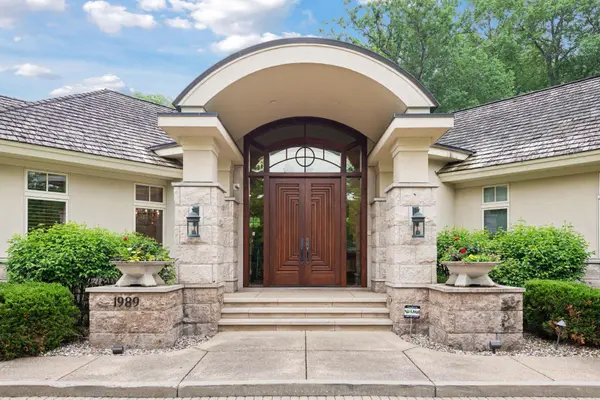 1989 Dwight LN, Minnetonka, MN 55305