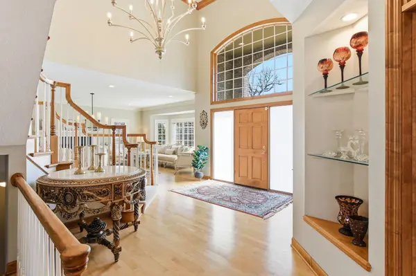 2 Bent Tree LN, North Oaks, MN 55127