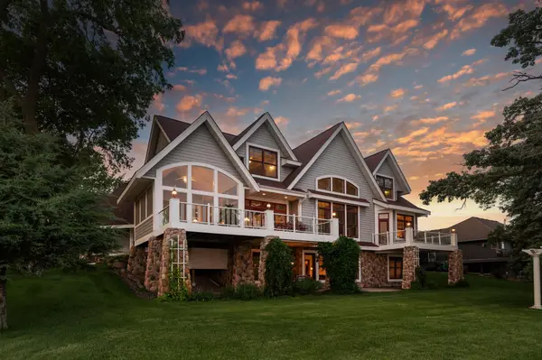 6851 N Shore TRL N, Forest Lake, MN 55025