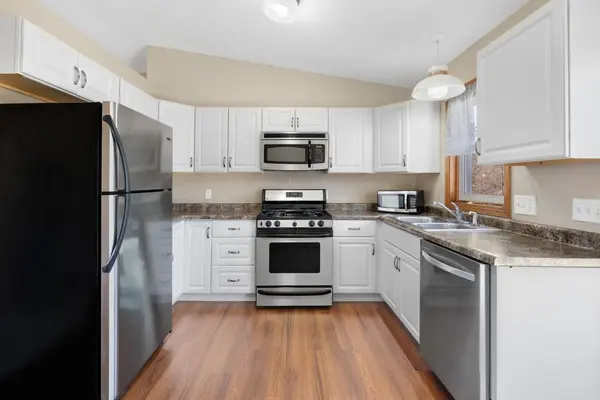 2015 Heritage DR, Shakopee, MN 55379