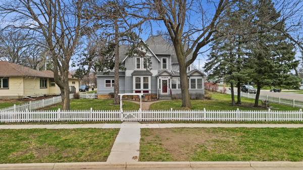 125 E 2nd ST, Blue Earth, MN 56013