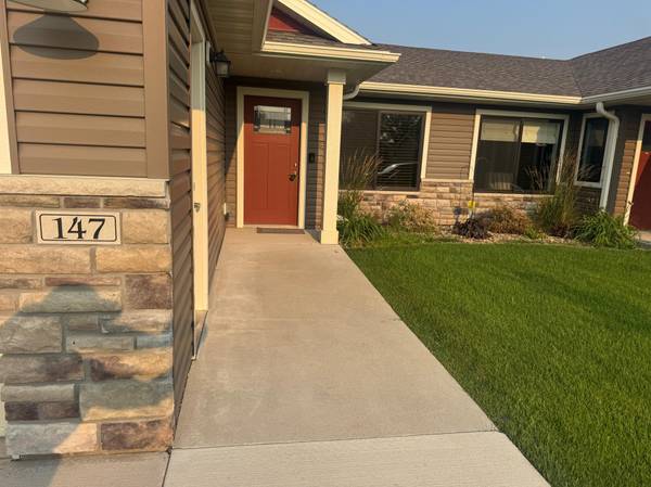 147 Highland CIR, Zumbrota, MN 55992