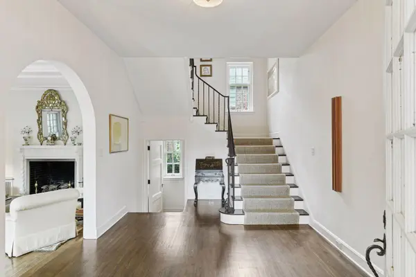 2308 W Lake Of The Isles Pkwy, Minneapolis, MN 55405